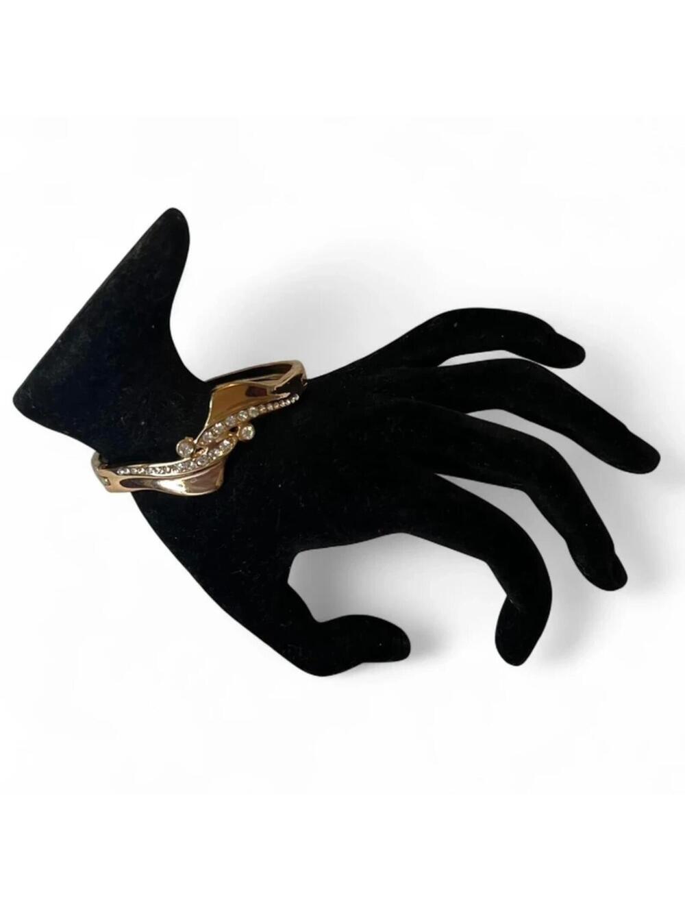 A vintage wavy, gold-tone bracelet
